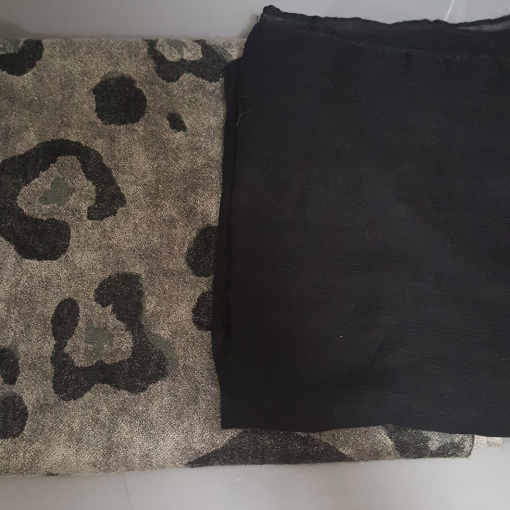 Two Scarves black circle / leopard traditional